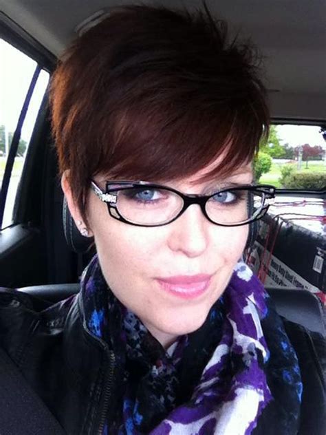 Short Hair Pixie Cut Hairstyle With Glasses Ideas 44