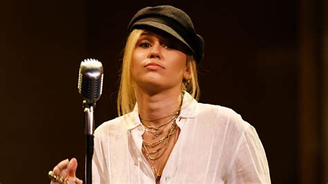Erst vor zwei wochen gab er seiner freundin das jawort. Miley Cyrus kündigt mit Instagram-Comeback neue Musik an