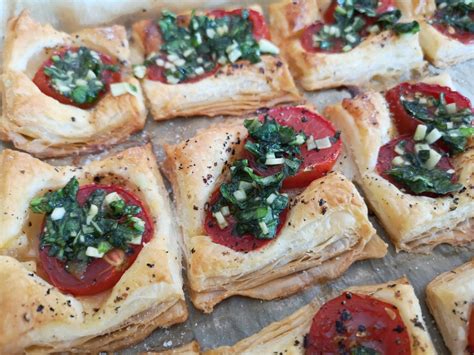 Oben mit der anderen hälfte des. Blätterteig-Tomaten-Quadrate von KarinG | Chefkoch.de