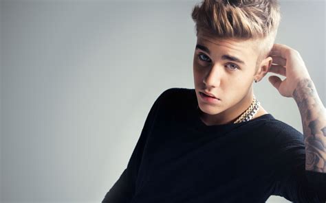 Justin Bieber posa só de cueca em campanha AjuFest com br