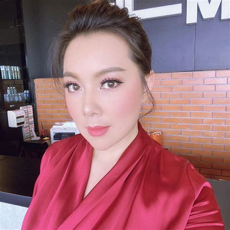 บุ๋ม ปนัดดา สุดปลื้ม เมื่อรู้ว่าเมย์ ณัฐพัชร เป็นแฟนคลับที่เคยขอถ่ายรูปด้วยเมื่อ 16 ปีที่แล้ว มาวันนี้กลายเป็นนางสาวไทย 2563 โดยมีบุ๋มเป็นแรง. อัลบั้มภาพ บุ๋ม ปนัดดา ฟาดต่อใน ไอจี โพสต์รูปกรวดน้ำ คาด ...