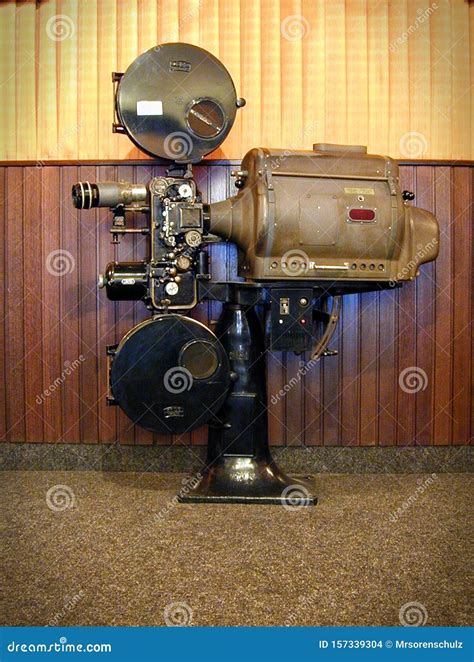 Vintage Professionele 35 Mm Cinema Film Projector In Een Bioscoopbaan