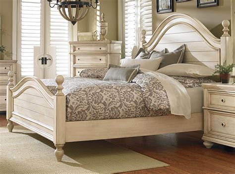 The ones made of wood are better because they portray good curves with attractive patterns. Antique White 6 Piece King Bedroom Set - Heritage | RC ...