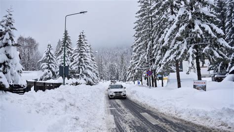 Stratul De Zăpadă în Poiana Brașov Este De Jumătate De Metru Sezonul