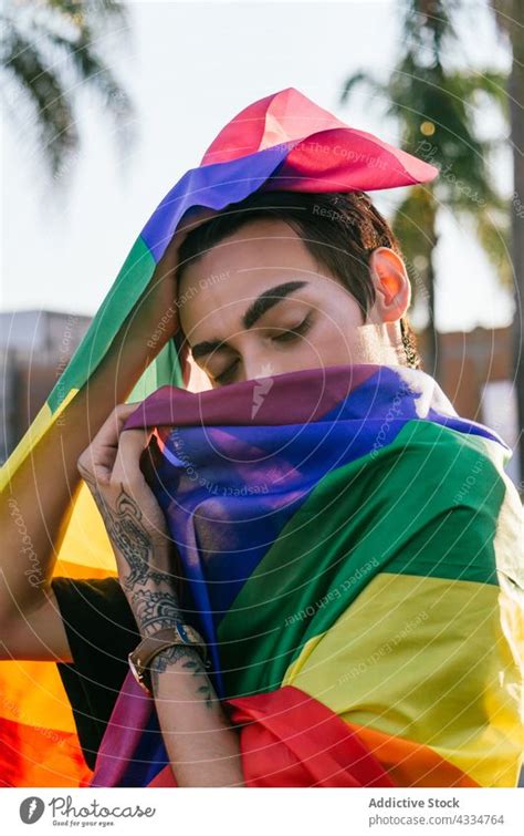 Homosexueller Mann In Lgbt Regenbogenflagge Eingewickelt Ein Lizenzfreies Stock Foto Von Photocase
