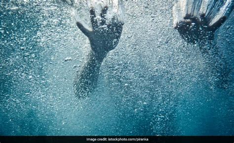 Mumbai Woman Feared Drowned In Bandra Sea Search Operations On