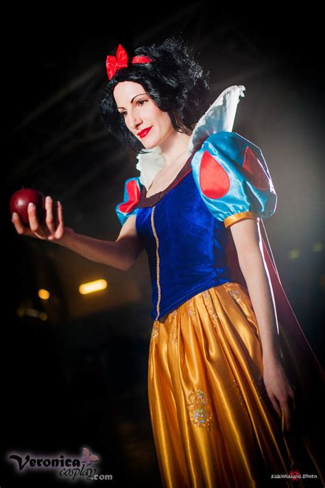 snow white and the poisoned apple by veronicacosplay snow white cosplay poison apples disney