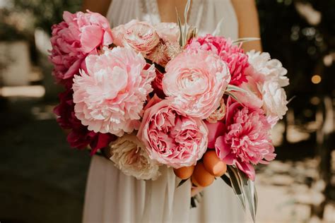 Pretty Pink Wedding Bouquets For Every Style Bride