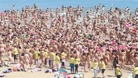 Irlanda Donne Nude Si Tuffano In Mare Per La Ricerca Sul Cancro