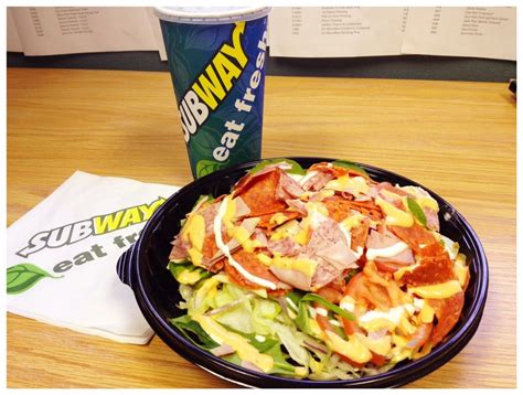 Wendy's side salad, with shredded carrots and cherry tomatoes, has 3 grams of fiber. Subway's Italian Trio Salad Review | Low carb salad, Fast ...