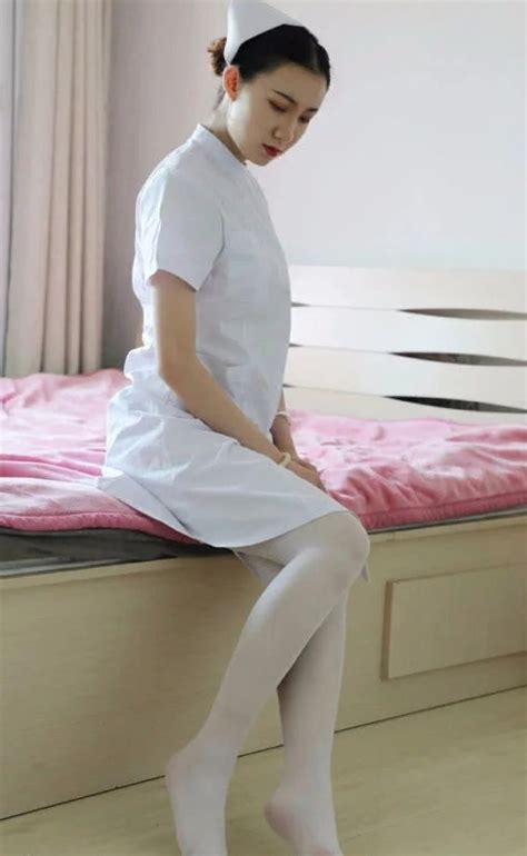 忙碌一天的护士姐姐，白色丝袜裸脚上床，身材小鸟依人，长得很漂 二 今天推荐的气质女神是一位非常漂亮的