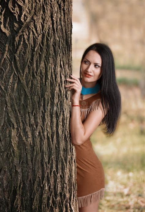 Mädchen Das Hinter Einem Baum Sich Versteckt Stockbild Bild Von Romantisch Kostüm 39327917