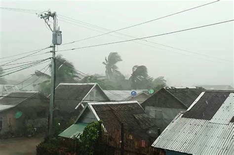 3 Dead 500000 Evacuated As Typhoon Pounds Philippines