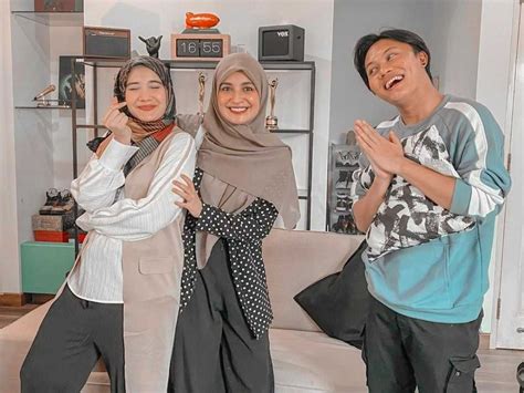 Artis zaskia sungkar yang sedang hamil muda dari program bayi tabung kini menjadi lebih manja dan sensitif. Akan jadi Ibu, 9 Keceriaan Zaskia Sungkar Bareng Keluarga ...