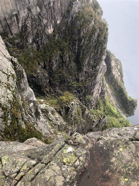 Für die kanzel oder wörtlich der predigtstuhl) ist eine natürliche felsplattform (felskanzel) in ryfylke in der norwegischen provinz rogaland und eine touristische attraktion mit weitem blick über den lysefjord und angrenzende berge. Reise zu den Fjorden Norwegens und Preikestolen ...