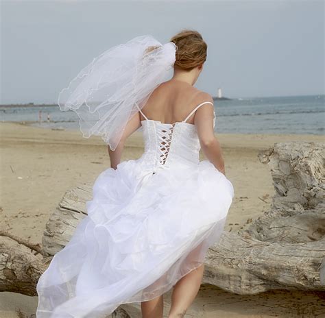 Fotos Gratis Playa Paisaje Arena Mujer Celebracion Ropa Boda Vestido De Novia