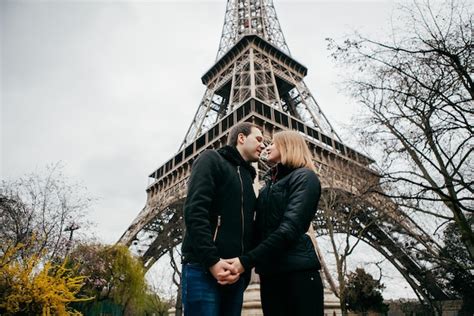 premium photo beautiful romantic couple in paris near the eiffel tower