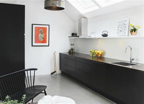 Son quizás los colores ideales para una cocina que sea pequeña, ya que con otros colores más son también algo fuertes para una cocina pequeña pero combinados con el blanco, pueden resultar una opción perfecta. Cocinas negras: simplemente elegantes | WESTWING