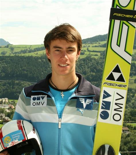 Das spielen der bundeshymne für meine erbrachte leistung. Stefan Kraft zeigt groß auf - Lungau