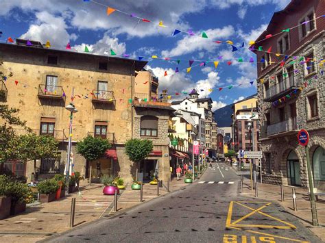 No et perdis les rebaixes i promocions que t'ofereixen els establiments comercials del centre històric d'andorra la vella. Lovely Andorra La Vella in the Pyrenees