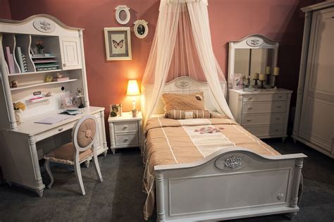 Shop for pink princess room decor online at target. 15 Ways to Maximize Corner Space in Kids' Bedrooms