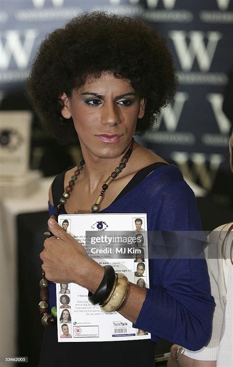 Big Brother Vi Housemate Kemal Shahin Signs Copies Of Big Brother ニュース写真 Getty Images