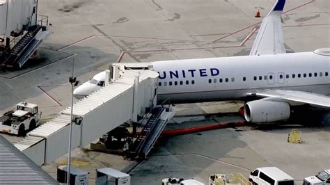 United Flight To Houston From Tampa Forced To Make Emergency Landing Youtube