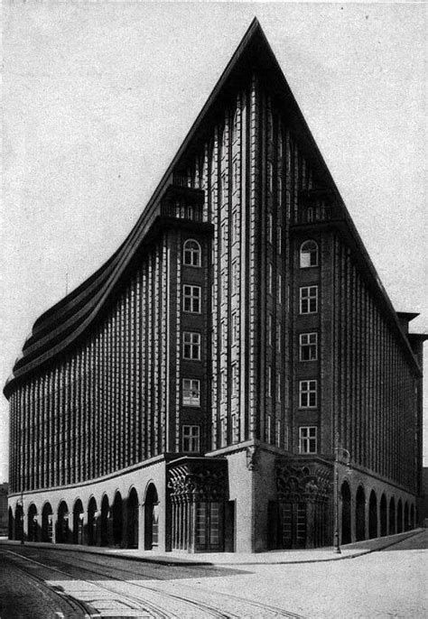 This large angular building is located on a site of approximately 6,000m², spanning the fischertwiete street in hamburg. Chilehaus, Hamburg | Hamburg, Tor zur welt, Chile