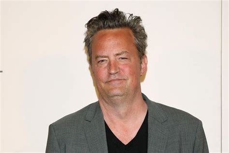 Is he married or dating a new girlfriend? Matthew Perry herstelt nog steeds van zware operatie in ...