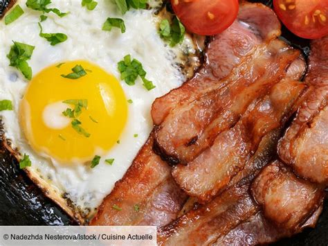Œufs sur le plat au bacon facile et rapide découvrez les recettes de