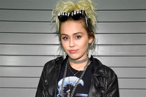 Miley Cyrus Son comportement sur les réseaux sociaux inquiète ses fans