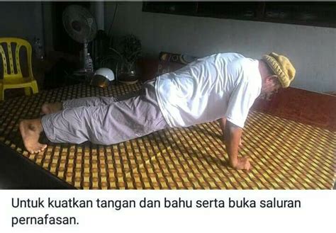 Dalam keadaan duduk bersila tadi, lunjurkan sebelah kaki kanan atau kiri, kemudian tarik nafas. SENAMAN TENAGA BATIN TOK WAN - IBN SINA WELLNESS