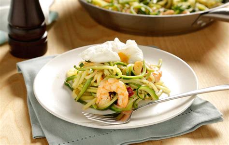 Receta de salteado de espaguetis de calabacín con gambas | HCMN