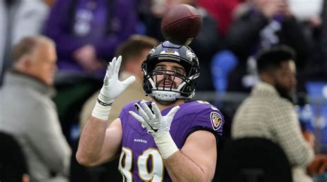 Nfl Player Mark Andrews Helps Save Womans Life Mid Flight With