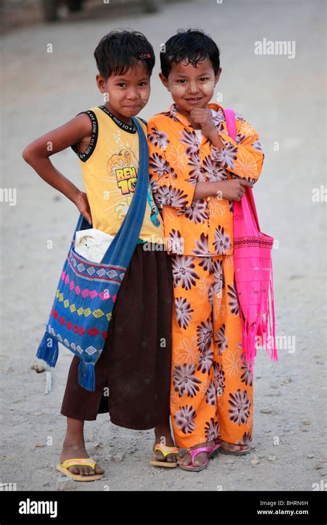 Burma Girls Mandalay Myanmar Hi Res Stock Photography And Images Alamy