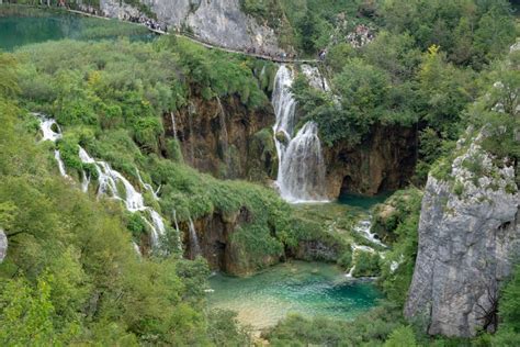 Es ist ein waldreiches berggebiet, in dem sechzehn wunderschöne. Nationalpark Plitvicer Seen Kroatien - Tipps ...