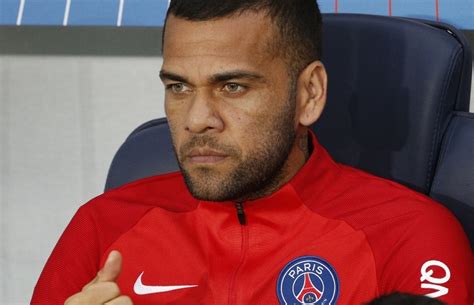 Daniel alves da silva dit dani alves, également appelé daniel au brésil, né le 6 mai 1983 à juazeiro, ville du nord de l'état de bahia au brésil, est un footballeur international brésilien (dont il est capitaine provisoirement) évoluant comme arrière droit au são paulo fc. PSG: Dani Alves interpelle le président du Brésil pour ...