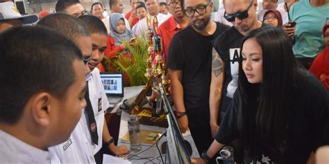 On the spot, meaning to find, gain experience. Tak Hanya Menimba Ilmu, Sekolah Juga Tempat Menyalurkan ...