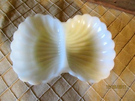 Vintage Avon Milkglass Milk Glass Double Seashell Sea Shell Clam Soap
