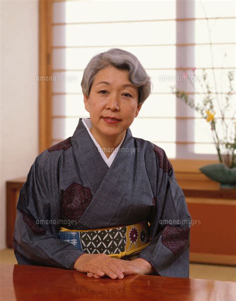 日本の老婦人[01754020218]｜ 写真素材・ストックフォト・画像・イラスト素材｜アマナイメージズ