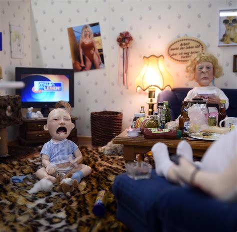 Sie ist in einer sehr kinderfreundlichen umgebung mit einem großen spielplatz. Ihre Puppenstuben zeigen Klischees über Hartz IV - WELT