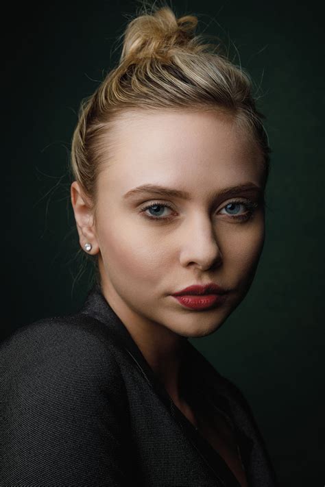 Door must be shut firmly, and will lock automatically after 30 seconds, or can be locked manually by turning the lock from. 3 Ways to Imitate Natural Light in a Portrait Studio