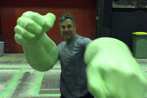Mark Ruffalo Dons Giant Hulk Hands On ‘thor Ragnarok Set And Steals