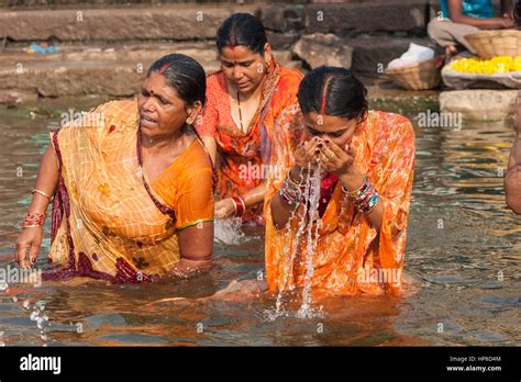 Frauen Baden Varanasi Benares Hindu Religiös Kapital Heilige Fluss Ganges Banken Der