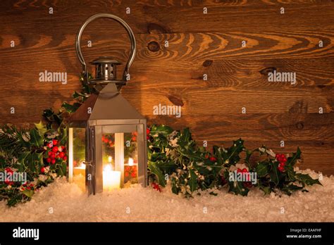 Weihnachten Kerze Laterne Im Schnee Von Holly Mit Roten Beeren Gegen