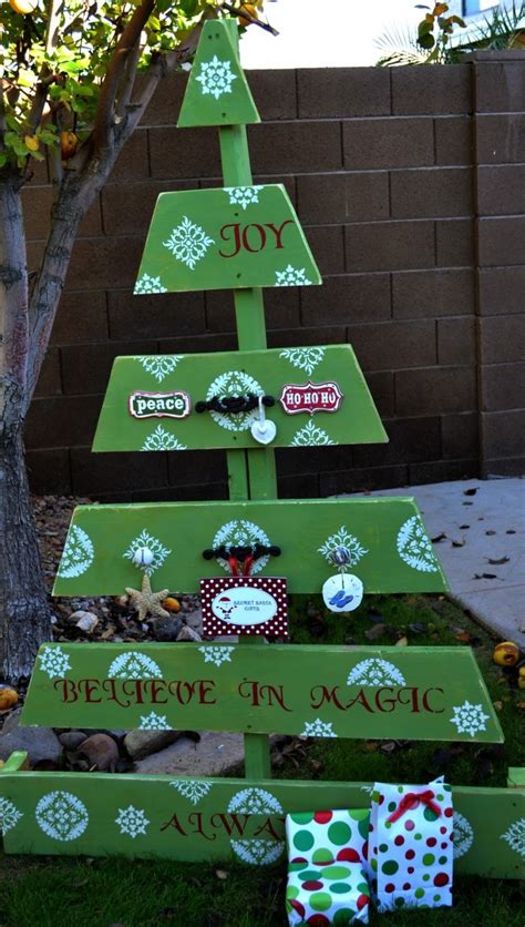 Make A Pallet Christmas Tree Dollar Store Crafts
