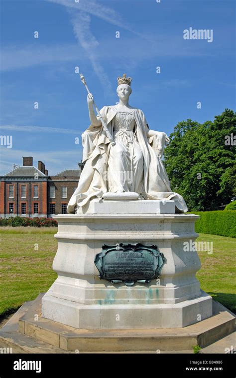 Young Queen Victoria Statue Hi Res Stock Photography And Images Alamy