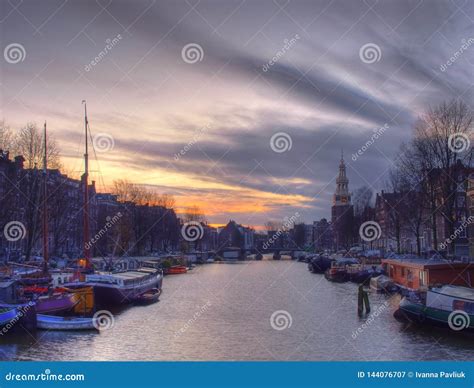 Het Kanaal Amstel Van Amsterdam Met Typische Nederlandse Huizen En