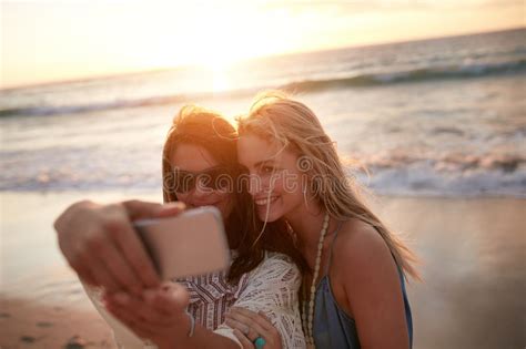zwei freundinnen die ein selfie am strand nehmen stockbild bild von betrieb küste 74224799