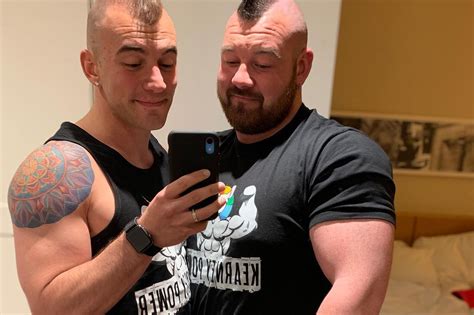 Gay Strongman Rob Kearney Sets Us Record With 471 Pound Log Press